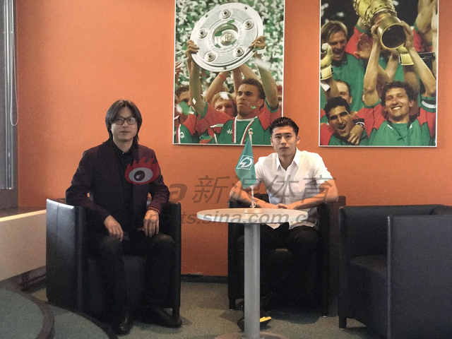 张玉宁与父亲抵达现场