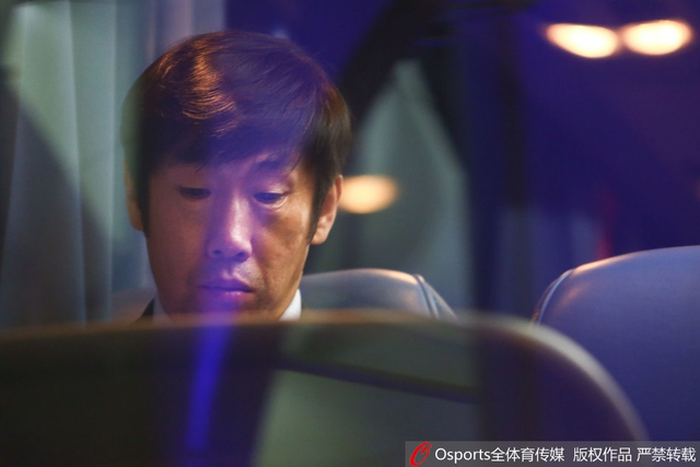 大巴内的高洪波