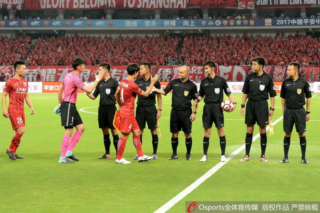 六名裁判中含有两名底线裁判