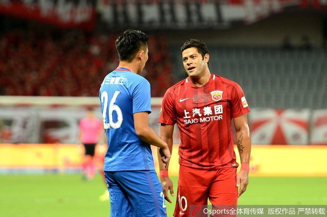 秦升与胡尔克谈笑风生