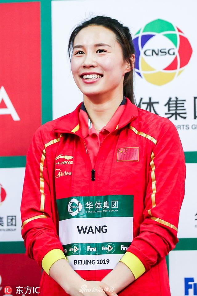 跳水系列赛北京站女子三米板颁奖 王涵夺冠