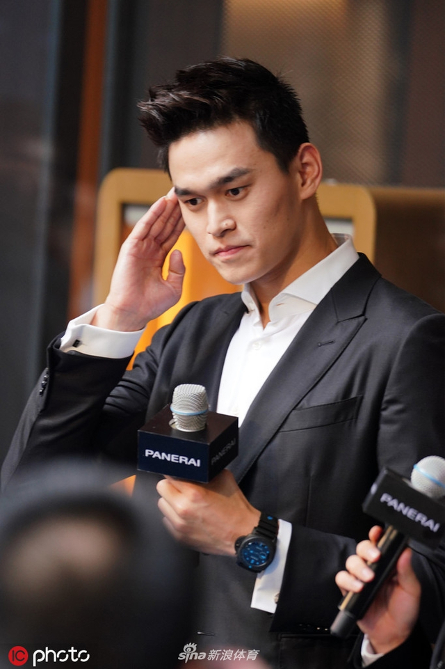 孙杨西装革履热情与粉丝招手_新浪图片