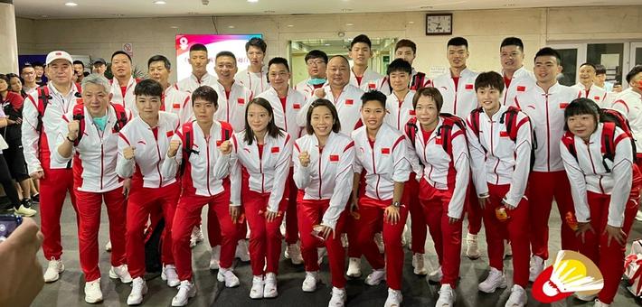 中国羽毛球队冒雨出征东京奥运会