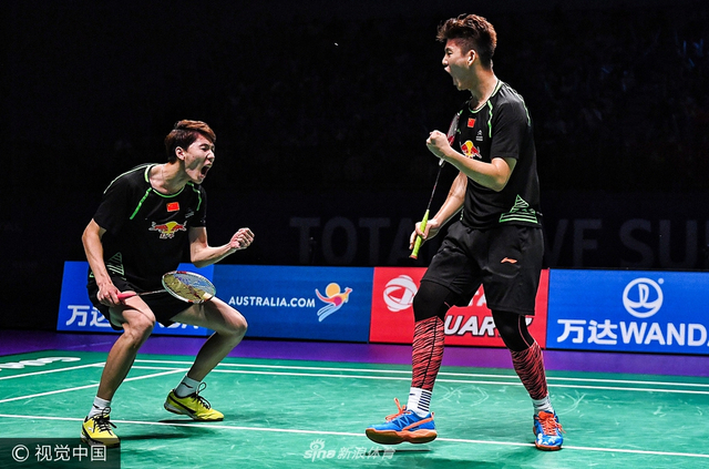 男双李俊慧/刘雨辰庆祝