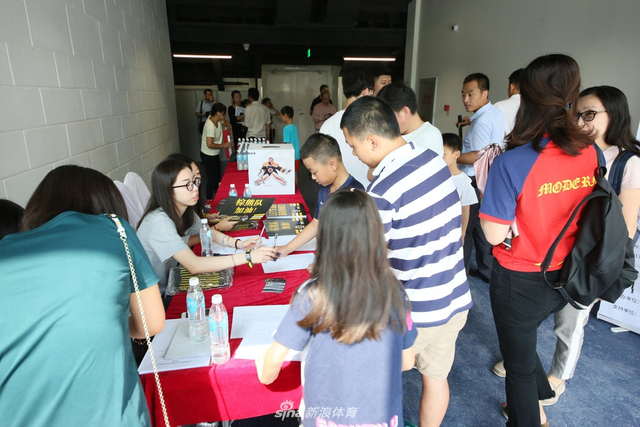 NHL波士顿棕熊冰球队球迷见面会举行