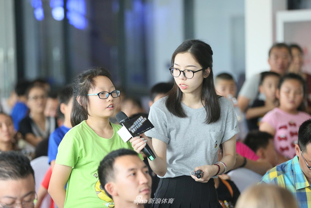 NHL波士顿棕熊冰球队球迷见面会举行