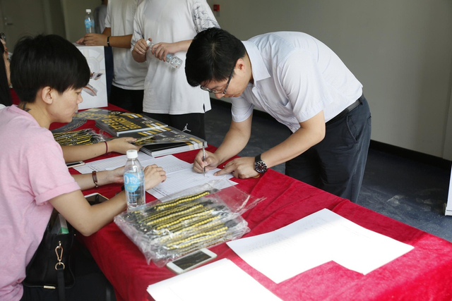 NHL波士顿棕熊冰球队球迷见面会举行