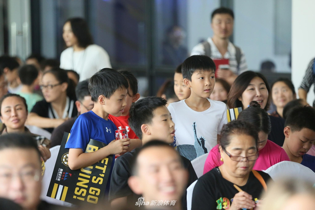 NHL波士顿棕熊冰球队球迷见面会举行