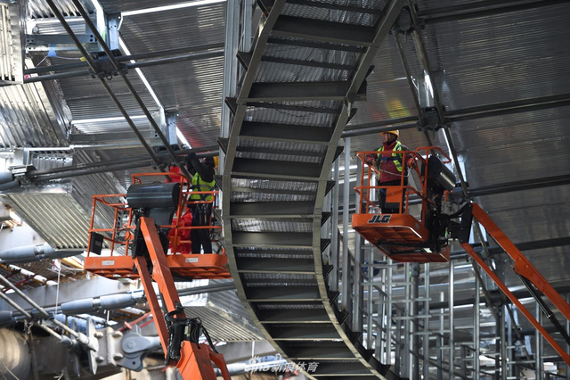 国家速滑馆正式封顶封围 “冰丝带”形象完整亮相