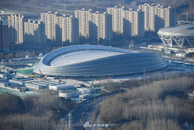 国家速滑馆正式封顶封围 “冰丝带”形象完整亮相