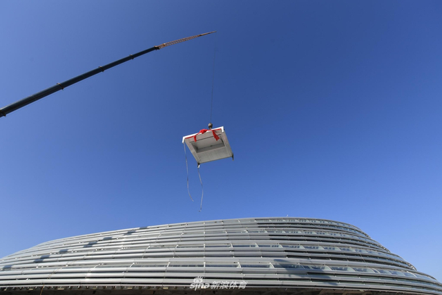 国家速滑馆正式封顶封围 “冰丝带”形象完整亮相