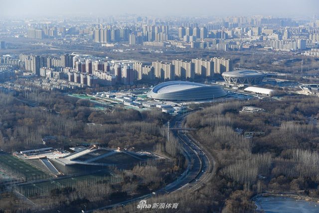 国家速滑馆正式封顶封围 “冰丝带”形象完整亮相