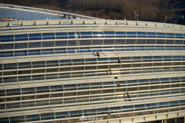 国家速滑馆正式封顶封围 “冰丝带”形象完整亮相