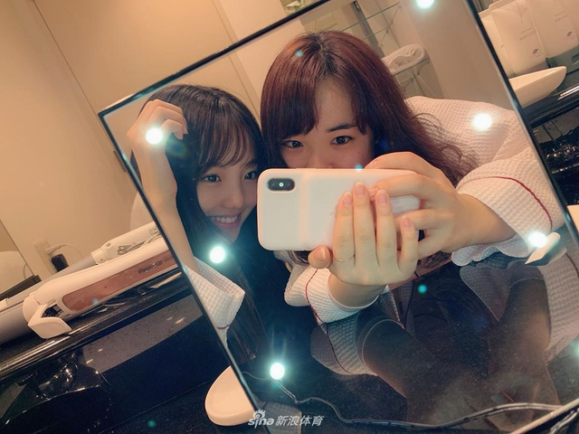 日本花滑女神晒闺蜜照 为伊藤美诚庆生