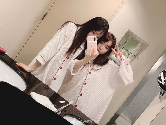 日本花滑女神晒闺蜜照 为伊藤美诚庆生