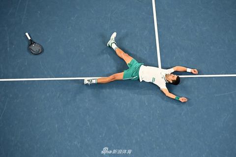 德约科维奇躺地庆祝第九次澳网夺冠