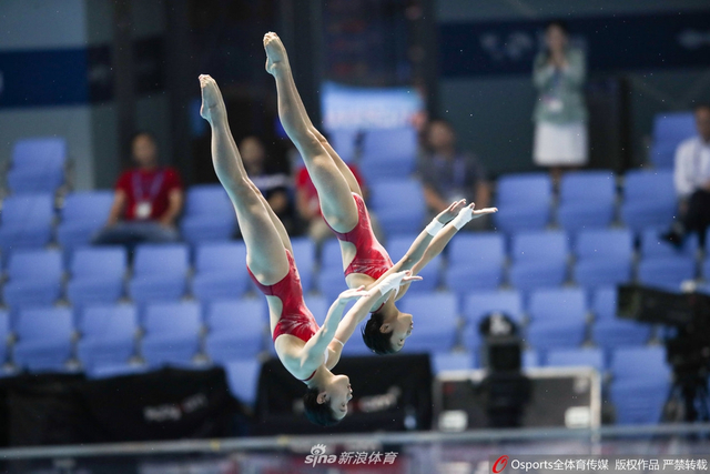 世锦赛跳水女双10米台决赛卢为/张家齐夺冠