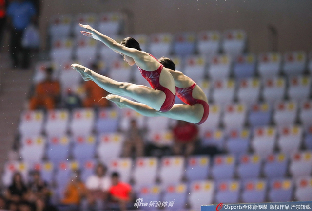 世锦赛跳水女双10米台决赛卢为/张家齐夺冠