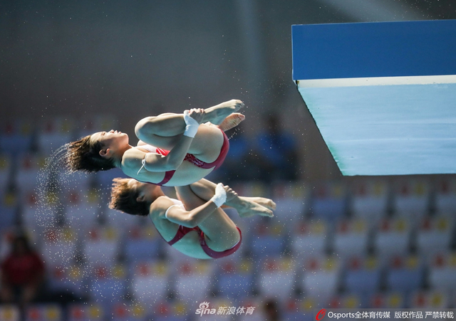 世锦赛跳水女双10米台决赛卢为/张家齐夺冠