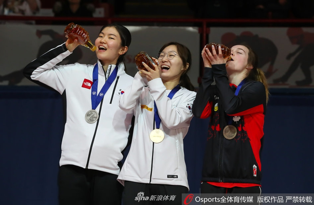 女子1500米前三搞怪