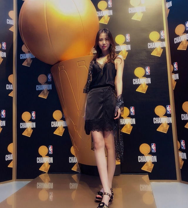 孙悦爱妻陈露更新ins,晒出一组与湖人队标及nba总冠军戒指的合影.