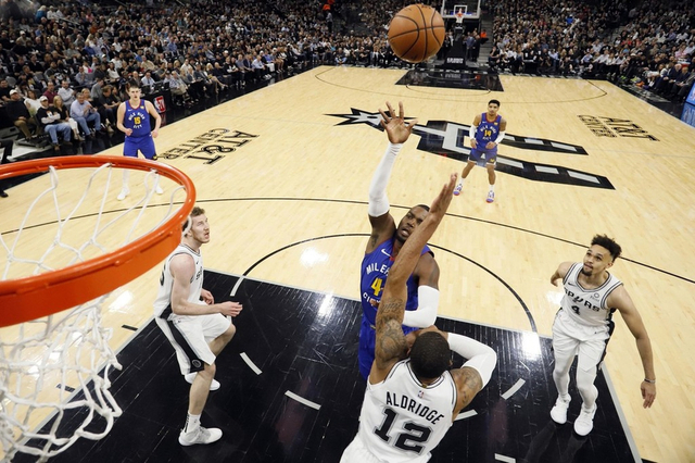 米尔萨普篮下抛投