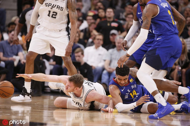 珀尔特尔争抢地板球