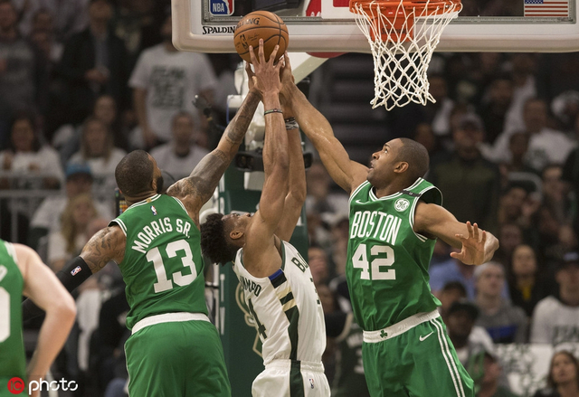 字母哥争抢篮板