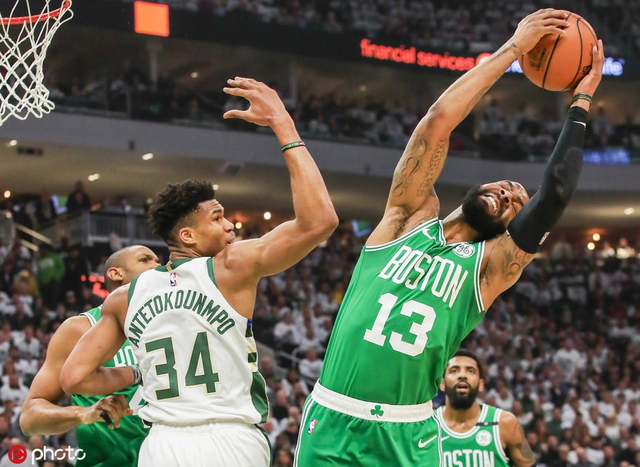 莫里斯摘下篮板