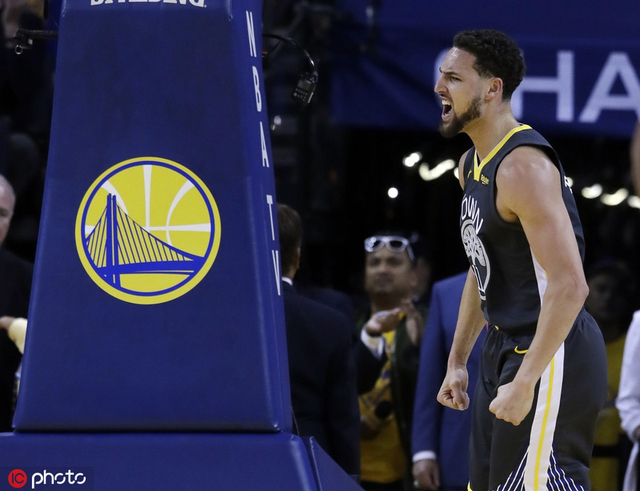 汤普森怒吼庆祝