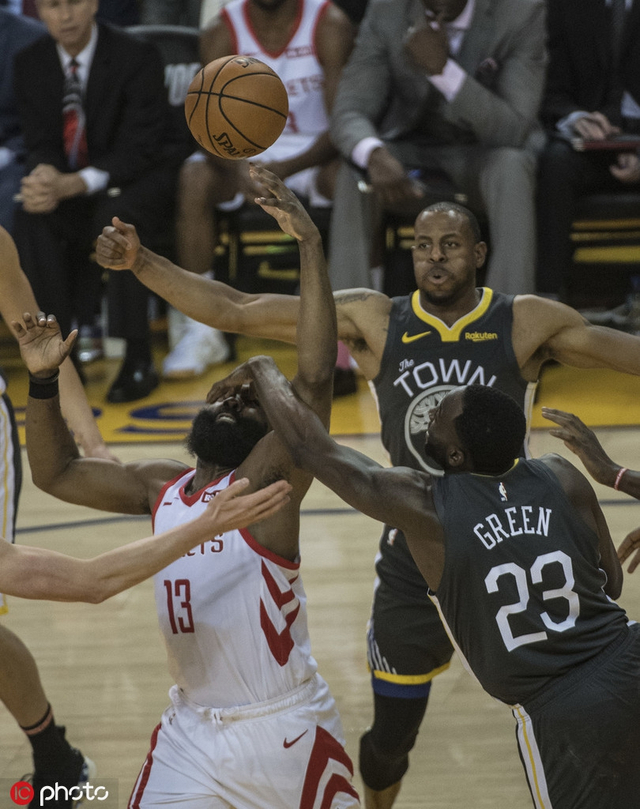 哈登在争抢中受伤