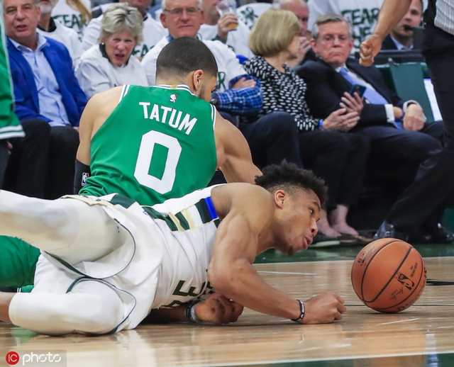 字母哥和塔图姆倒地争球