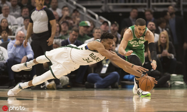 字母哥和塔图姆倒地争球