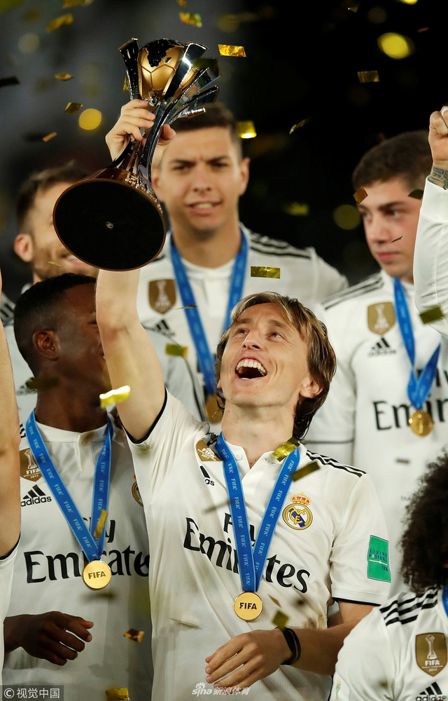 世俱杯三连冠!皇马众将激动捧杯_新浪图片
