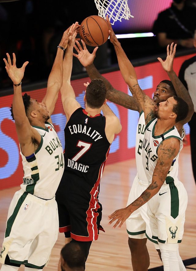 雄鹿热火季后赛预演高强度对抗利拉德与巴特勒能否带队突围