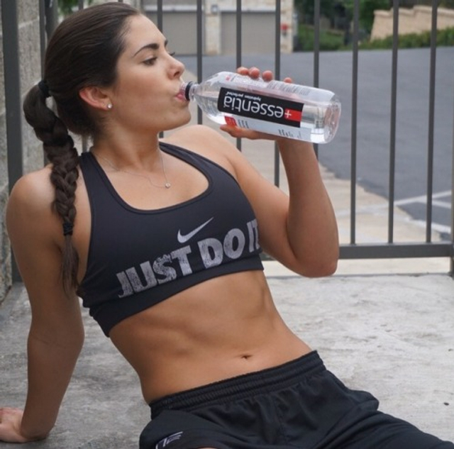 拉塞尔女友曝光！对方是WNBA状元秀 身材球技都完美的漂亮学姐