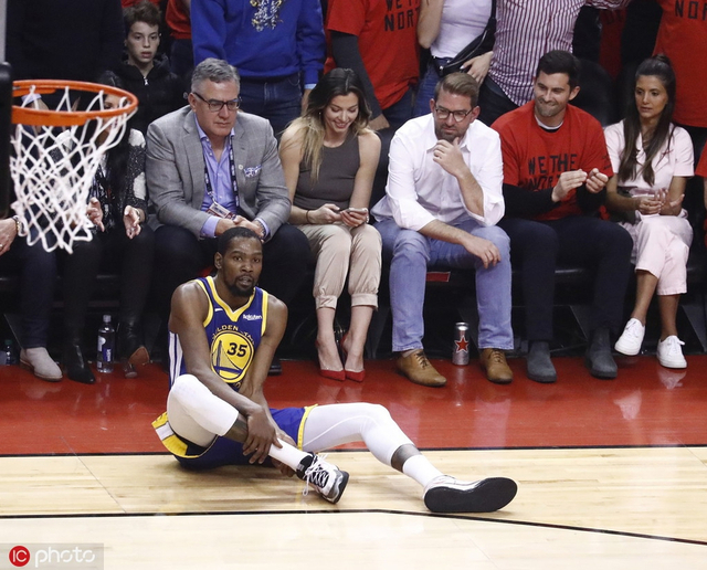 杜兰特受伤倒地