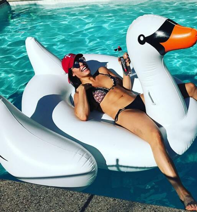 拉塞尔女友曝光！对方是WNBA状元秀 身材球技都完美的漂亮学姐