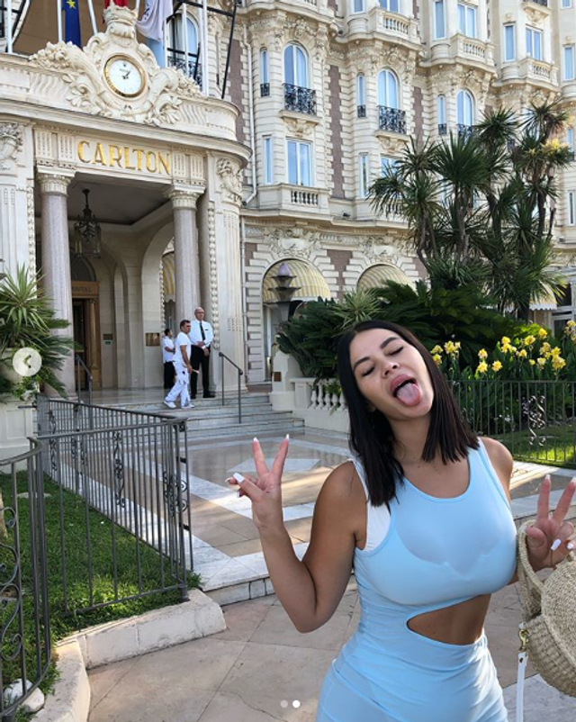 14/16丹妮埃拉和乔治15/16乔治一家16/16乔治一家在女儿班级参加活动