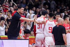 中国生死战！姚明观战表情严肃