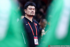 中国生死战！姚明观战表情严肃