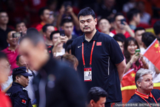 中国生死战！姚明观战表情严肃