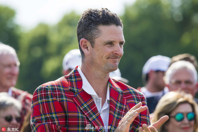 罗斯身披红格子夹克