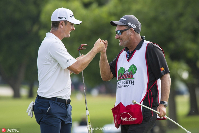 罗斯与球童庆祝胜利