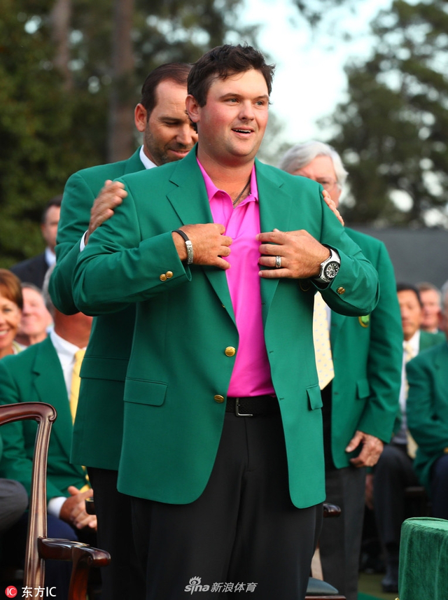 瑞德穿上绿夹克