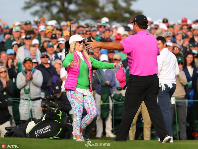 瑞德与妻子相拥