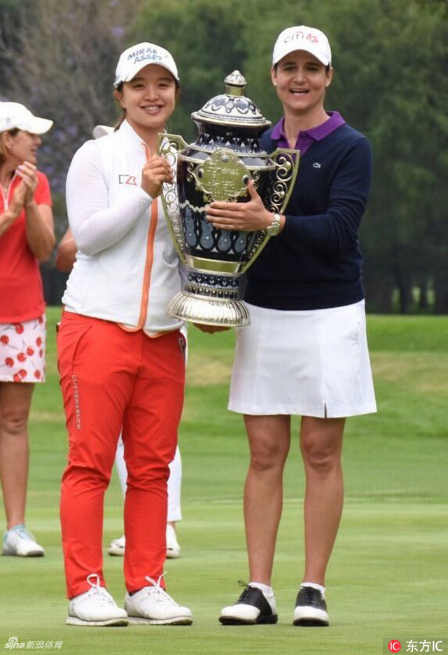 奥查娅为金世煐颁奖