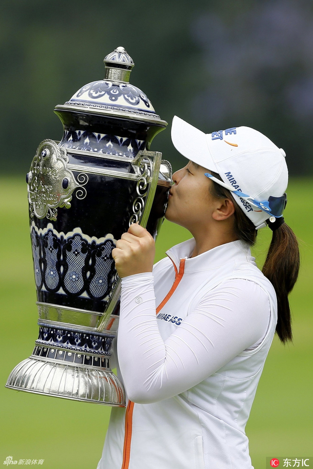 金世煐亲吻奖杯