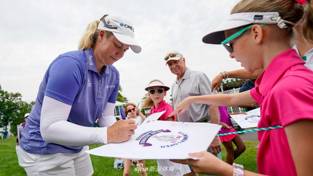 布里特妮-林西科姆为球迷签名