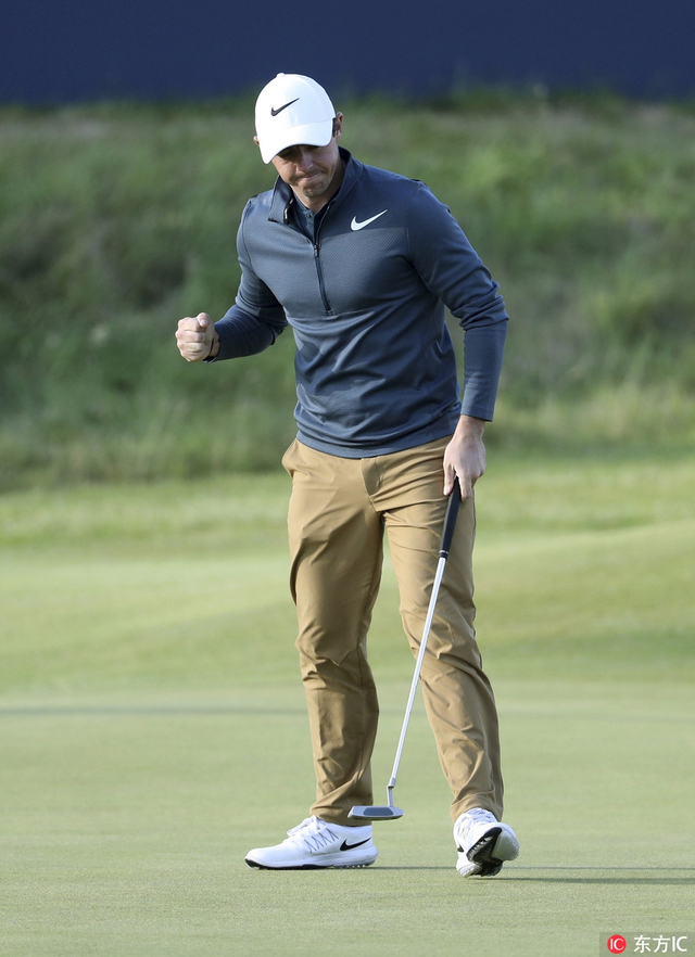 麦克罗伊庆祝抓鸟